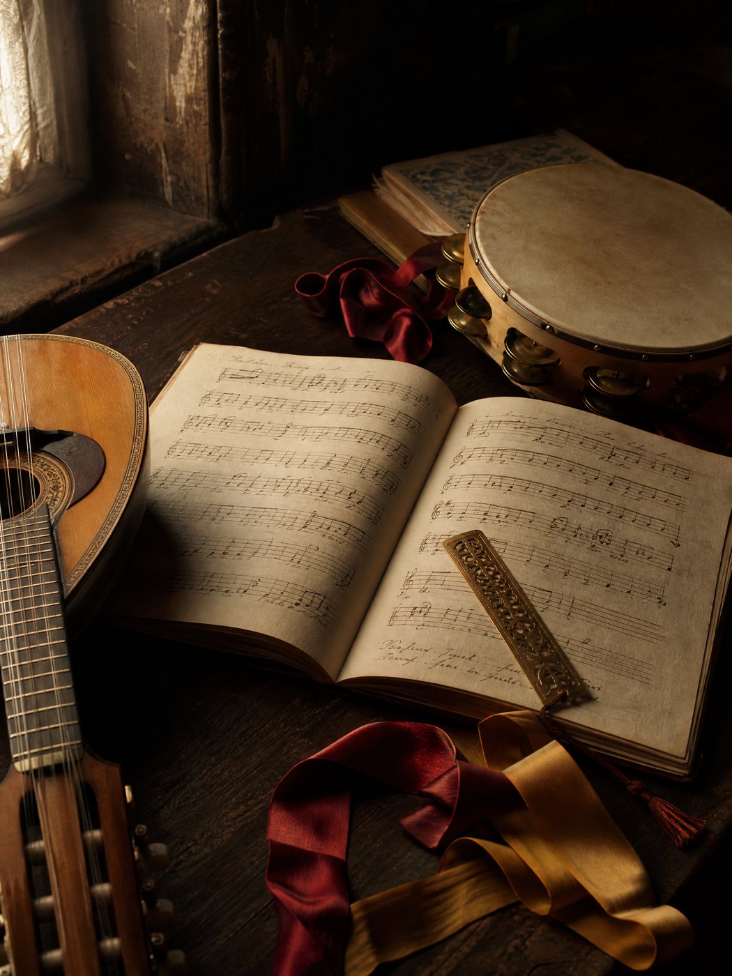 Bandurria y cancionero sobre una mesa